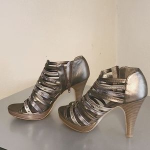 Metallic zip side heel